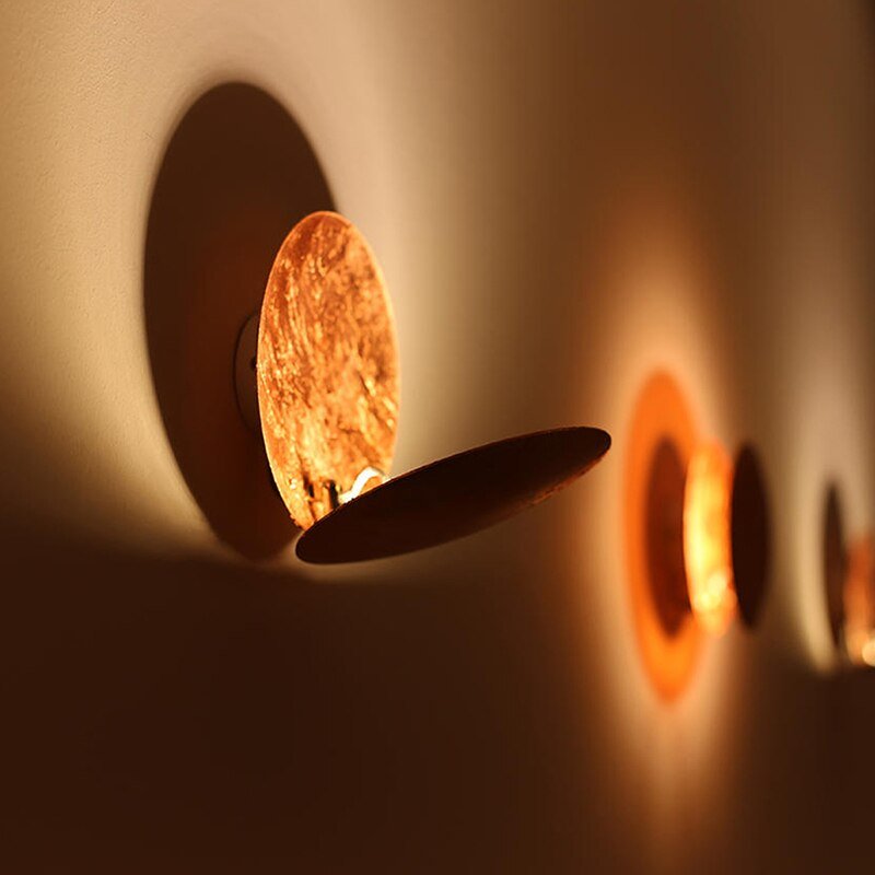 Artistieke Wandlamp met Unieke Lichtreflecties