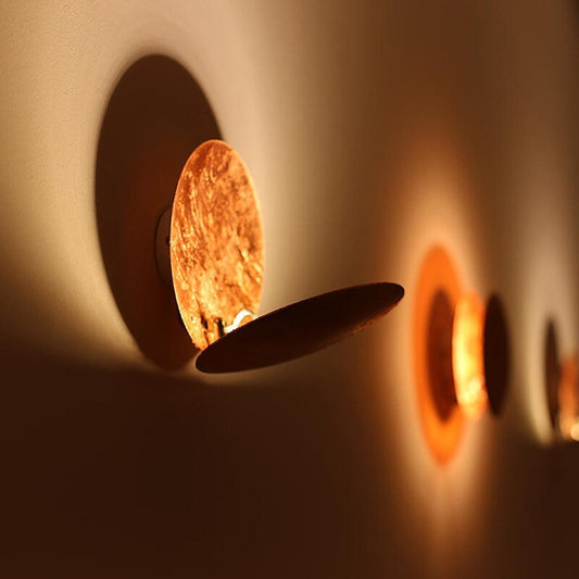 Artistieke Wandlamp met Unieke Lichtreflecties