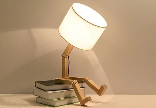 Speelse Houten Tafellamp met Boekenhouder